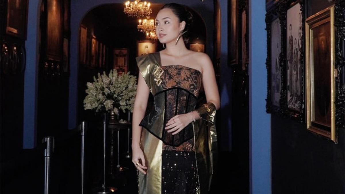 5 Potret Detail Dress Batik Caitlin Halderman di Ngunduh Mantu Al Ghazali, Penampilannya Sempurna