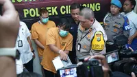 Aparat Polsek Cilincing, Jakarta Utara menangkap tiga orang pengedar narkoba jenis sabu yang disimpan di brangkas dengan sampul kamus bahasa Inggris untuk mengelabui petugas. (Foto: Istimewa)