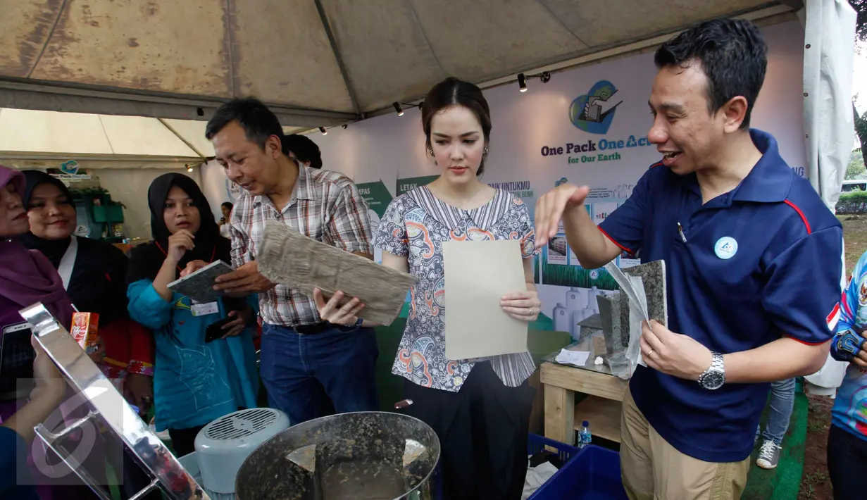 Environment Manager Tetra Pak Indonesia, Reza Andreanto saat berbincang dengan artis dan aktifis lingkungan Cathy Sharon dalam acara Hello Nature 2016 yang di Bumi Perkemahan Ragunan Minggu (27/11). (Liputan6.com)