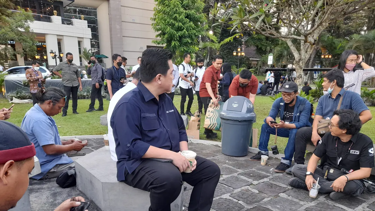 Menteri BUMN Erick Thohir bersama Wisnutama nampak hadir ke kompleks Hotel Royal Ambarrukmo. Keduanya melakukan pengecekan terakhir kondisi yang bakal digunakan akad nikah Kaesang Pangarep dengan Erina Gudono. (Liputan6.com/Hendro Ary Wibowo)