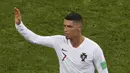 Cristiano Ronaldo menyapa fans saat menuju ruang ganti usai timnya kalah dari Uruguay pada laga 16 besar Piala Dunia 2018 di Fisht Stadium, Sochi, Rusia, (30/6/2018). Portugal kalah 1-2 dari Uruguay. (AP/Darko Vojinovic)