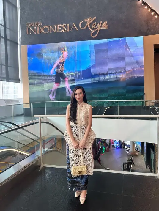 Beby Tsabina tampil elegan kenakan lace vest kebaya warna cream yang dipadukan dengan kain lilit batik warna biru tua. Kebaya Istri Rizki Natakusumah itu kemudian dilengkapi dengan pointed shoes dan tas branded keluaran jenama Celine. [@bebytsabina].