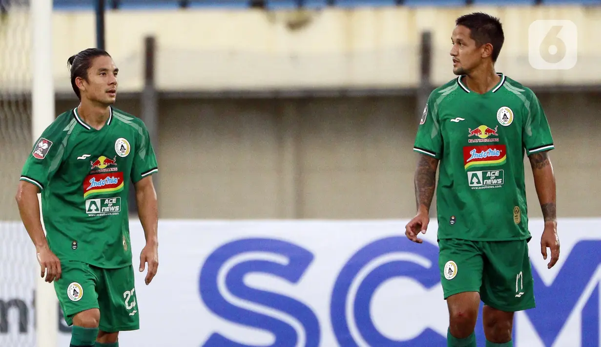 Pemain PSS Sleman Irfan Bachdim (kanan) dan Kim Jeffrey Kurniawan (kiri) saat melawan Madura United pada laga Piala Menpora 2021 di Stadion Si Jalak Harupat, Bandung, Jawa Barat, Selasa (23/3/2021). Madura United menang 2-1 atas PSS Sleman. (Bola.com/M Iqbal Ichsan)