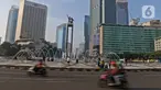 Suasana kawasan Bundaran Hotel Indonesia, Minggu (15/3/2020). Pemprov DKI Jakarta meniadakan hari bebas kendaraan bermotor (HBKB) atau car free day (CFD) di sepanjang Jalan MH Thamrin dan Jalan Jenderal Sudirman selama dua pekan atau pada 15 Maret dan 22 Maret 2020. (Liputan6.com/Herman Zakharia)
