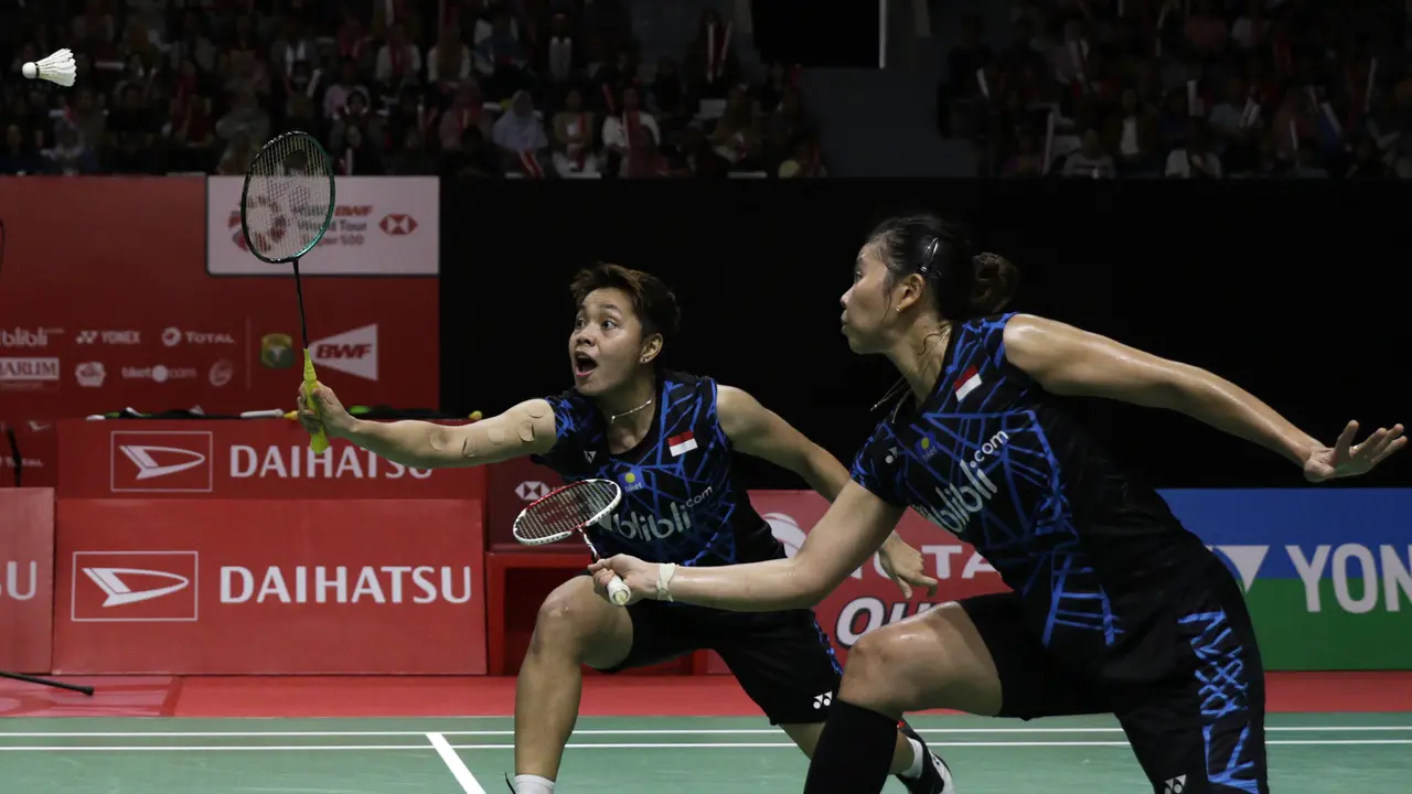 Ganda putri Indonesia, Greysia Polii / Apriyani Rahayu, berusaha memukul kok saat melawan ganda Jepang. (Bola.com/Yoppy Renato)
