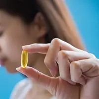 Ilustrasi mengonsumsi suplemen (Foto dok : jcomp).