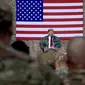 Presiden Donald Trump berbicara di hadapan pasukan militer Amerika dalam kunjungan kejutan di Pangkalan Udara al Asad, Irak, Rabu (26/12). Trump memberikan kejutan dengan melakukan kunjungan mendadak tersebut dalam rangka perayaan Natal (AP/Andrew Harnik)
