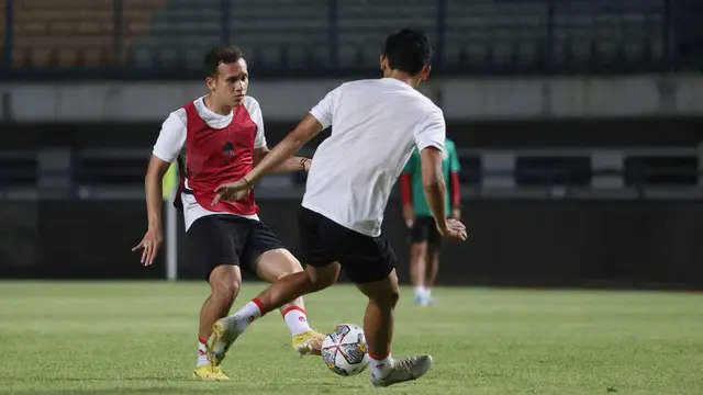 Foto: Yuk Lihat Aksi Marc Klok dan Pemain Timnas Indonesia Lainnya Menyantap Menu Latihan yang Diberikan Shin Tae-yong