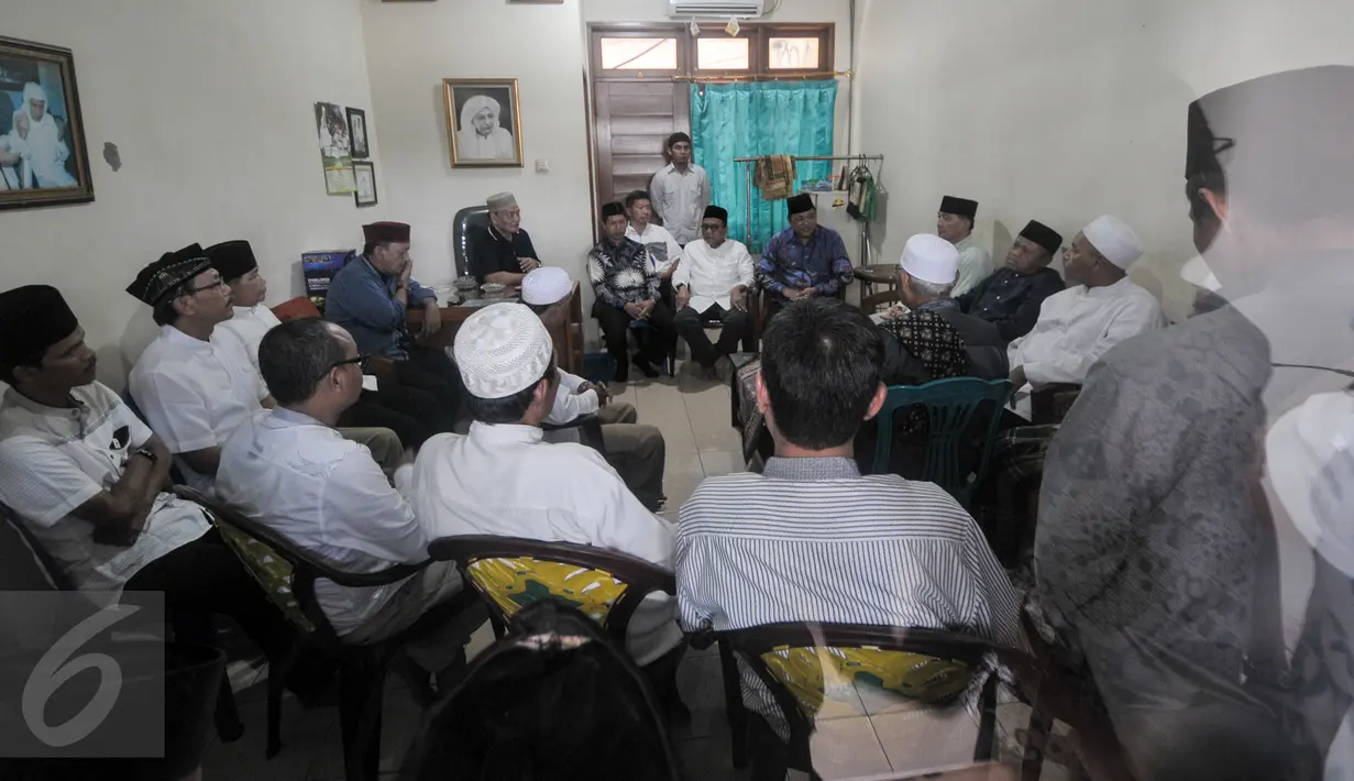 Suasana pertemuan Cagub DKI Jakarta Sjafrie Sjamsoeddin dengan sejumlah tokoh-tokoh Luar Batang, Jakarta, Jumat (15/7). Calon Gubernur DKI Jakarta,  Sjafrie Sjamsoeddin silahturahmi dan salat Jumat bersama tokoh Luar Batang. (Liputan6.com/Yoppy Renato)