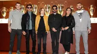Para pemain Real Madrid menyambut kedatangan tiga artis Bollywood di Santiago Bernabeu, Madrid, Senin (14/3/2016). (dok. Real Madrid)