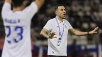 Pelatih kepala Uzbekistan, Timur Kapadze, memberikan instruksi kepada para pemainnya selama pertandingan final Piala Asia U-23 AFC Qatar 2024 antara Jepang dan Uzbekistan di Stadion Jassim Bin Hamad, Doha, pada 3 Mei 2024. (KARIM JAAFAR/AFP)