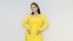 Tengah mengandung anak kedua, Zaskia Gotik tampil memesona mengenakan midi dress berwarna kuning. Dress berlengan panjang tersebut terlihat ketat pada bagian perutnya. Sehingga membuat baby bump pedangdut yang mempopulerkan goyang itik ini terlihat sangat jelas. (Liputan6.com/IG/@zaskia_gotix)