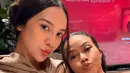 Anya Geraldine hadir mengenakan atasan   spaghetti strap  hitam dengan cardigan coklat yang diikat di pundaknya dipadukan celana denim. [@anyageraldine]