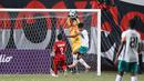 Kiper Timnas Vietnam U-16, Pham Dinh Hai menangkap bola saat bertanding melawan Indonesia pada Final Piala AFF U-16 2022, Stadion Maguwoharjo, Sleman, Jumat (12/8/2022).  Tim asuhan Bima Sakti itu pun berhasil mengembalikan trofi Piala AFF U-16 ke Indonesia setelah pada 2018 lalu juga berhasil dimenangkan oleh Timnas Indonesia U-16 asuhan Fakhri Husaini. (Foto:Dok PSSI)