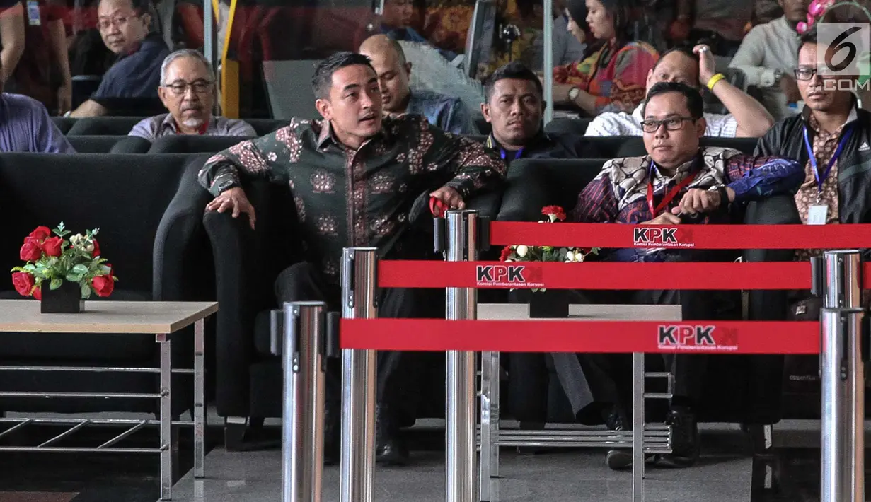 Gubernur Jambi, Zumi Zola berada di ruang tunggu Gedung KPK, Jakarta, Jumat (5/1). Zumi Zola diperiksa sebagai saksi untuk tersangka Asisten Daerah III Provinsi Jambi Saipudin terkait rancangan APBD Tahun Anggaran 2018 (Liputan6.com/Faizal Fanani)