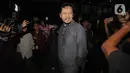 Ketua Bidang Ekonomi Pengurus Besar PBNU), Aizzudin Abdurrahman (AIZ) berjalan meninggalkan Gedung Merah Putih Komisi Pemberantasan Korupsi (KPK) usai menjalani pemeriksaan, Jakarta, Selasa (13/1/2026). Ia diperiksa terkait dugaan korupsi kuota dan penyelenggaraan haji di Kementerian Agama tahun 2023-2024. (Liputan6.com/Helmi Fithriansyah)