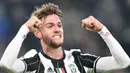 4. Daniele Rugani (Juventus) - Bek binaan Juventus ini menjadi penurus tradisi Italia yang kerap melahirkan bek-bek tangguh. Berusia 22 tahun dirinya mampu bersaing dengan bek top dunia macam Leonardo Bonucci dan Giorgio Chiellini. (EPA/DiMarco)