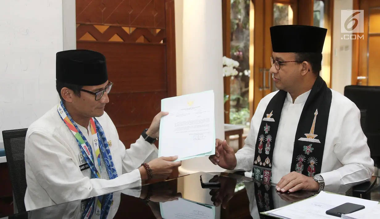 Sandiaga Uno menyerahkan surat pengunduran diri sebagai Wakil Gubernur DKI Jakarta kepada Gubernur Anies Baswedan di Balai Kota Jakarta, Jumat (10/8). Sandiaga mundur karena maju sebagai Cawapres pendamping Prabowo Subianto (Liputan6.com/Herman Zakharia)