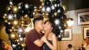 Kejutan demi kejutan turut mengiringi transformasi usia Chelsea Olivia yang kini sudah berusia 31 tahun. Keseruan ulang tahun mengiringi kue ultah Chelsea Olivia yang mencuri perhatian. Meski terlihat bak lukisan amatir, namun kue bergambar wanita berambut pendek ini sukses membuat pesta ultah makin seru.  (Liputan6.com/IG/@chelseaolivia).