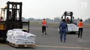 Prajurit TNI AU memasukkan bantuan kemanusiaan Rohingya ke dalam pesawat Hercules di Lanud Halim Perdanakusuma, Jakarta, Rabu (13/9). Sebanyak 34 ton bantuan dikirim lewat empat pesawat Hercules ke Bangladesh untuk Rohingya. (Liputan6.com/Faizal Fanani)