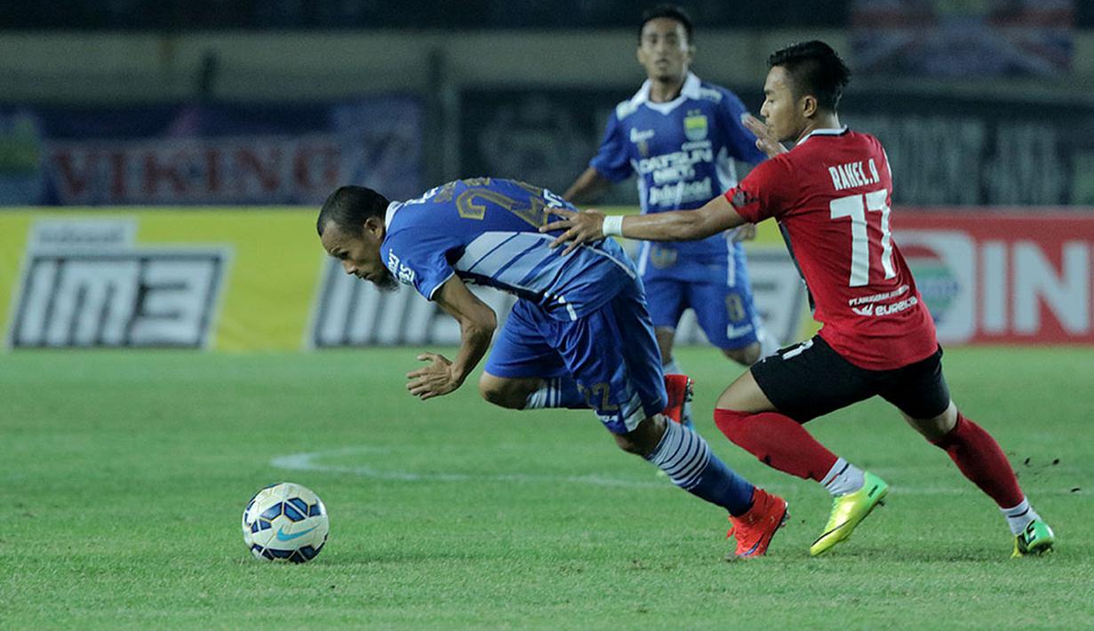 Pemain Persib, Supardi, berebut bla dengan pemain Persiba, Rahel, dalam turnamen Piala Presiden 2015 di Stadion Si Jalak Harupat, Bandung. Rabu (2/9/2015). (Bola.com/Peksi Cahyo)