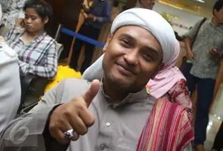 Sekjen Dewan Syuro DPD FPI DKI Jakarta Novel Bamukmin menyapa awak media di Sentra Pelayanan Kepolisian Terpadu (SPKT) Polda Metro Jaya, Jakarta, Kamis (5/1). Kedatangannya untuk melaporkan Ahok atas pencemaran nama baik. (Liputan6.com/Immanuel Antonius)