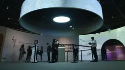 Orang-orang mengunjungi sebuah pameran digital dalam pratinjau media di Museum Ibu Kota (Capital Museum), Beijing, China, 25 September 2020. Menampilkan konten-konten digital peninggalan sejarah dari sejumlah museum, pameran itu akan dibuka untuk umum pada Sabtu (26/9). (Xinhua/Lu Peng)