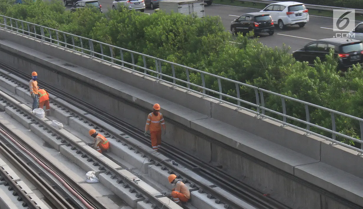 Pekerja sedang menyelesaikan Rel Light Rail Transit (LRT) di Jakarta, Selasa (26/2). Per 8 Februari 2019, pengerjaan trase Cawang-Cibubur sudah terbangun 78,455 persen. (Liputan6.com/Herman Zakharia)