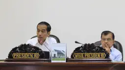 Presiden RI Jokowi dan Wakil Presiden Jusuf Kalla memimpin rapat yang membahas membahas masalah perpajakan, subsidi, dan masalah pembiayaan, Jakarta Kamis (30/10/2014). (Liputan6.com/Herman Zakharia)