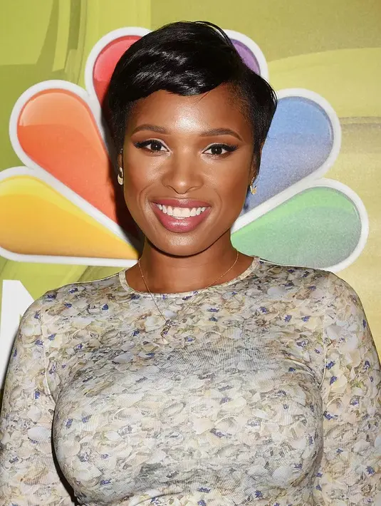 Gaya rambut pendek ini akan menonjolkan fitur-fitur wajahmu dengan baik. Untuk membuat tampilan yang menarik, rambutmu cukup dipotong pendek di setiap sisi kanan-kiri dan belakang, untuk menciptakan volume di bagian atas.