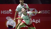 Ganda campuran Indonesia, Dejan Ferdinansyah/Gloria Emanuelle Widjaja saat menghadapi ganda campuran Korea Selatan, Seo Seung Jae/Chae Yu Jung pada laga babak 32 besar Kejuaraan bulu tangkis Indonesia Open 2023 di Istora Senayan, Jakarta, Rabu (14/6/2023). Dejan Ferdinansyah/Gloria Emanuelle Widjaja kalah dua game langsung 15-21, 17-21. (Bola.com/Bagaskara Lazuardi)