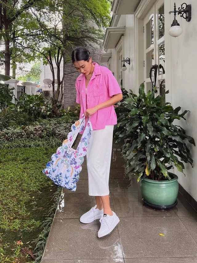 10 Inspirasi Outfit Cewek Kue ala Artis Tanah Air,  Paula Verhoeven hingga Cinta Laura