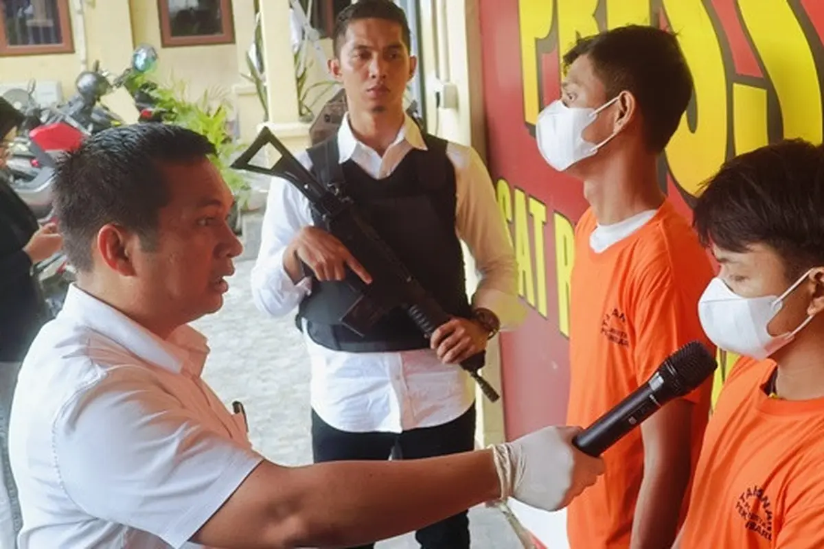 Kasat Narkoba Polresta Pekanbaru menginterogasi 2 tersangka penerima 3 kilogram sabu.