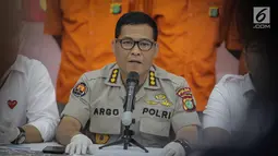 Kabid Humas Polda Metro Jaya Kombes Argo Yuwono memberikan keterangan kepada wartawan saat rilis pengungkapan tindak pidana perampasan truk tangki Pertamina di Polda Metro Jaya, Jakarta, Selasa (19/3). (Liputan6.com/Faizal Fanani)
