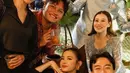 Yura Yunita juga hadir mengenakan pakaian serba hitam. Ia memilih tampil dengan atasan kemeja crop lengan panjang, ia pun tampil dengan makeup flawless glam dengan lipstik merah jadi on point.  @mahaliniraharja