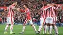 Para pemain Stoke merayakan gol pertama ke gawang Manchester United pada laga Liga Inggris. Gol itu dicetak oleh Bojan Krkic. (AFP/Paul Ellis)