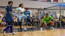 Mantan pesepak bola Argentina, Juan Pablo Sorin (kedua kiri) berusaha menjebol gawang yang dijaga oleh mantan kiper Kolombia, Oscar Cordoba dalam laga bertajuk Legends Soccer Match untuk merayakan ulang tahun Diego Maradona di American Dream Mall, East Rutherford, New Jersey, pada 30 Oktober 2025. (AFP/Kena Betancur)