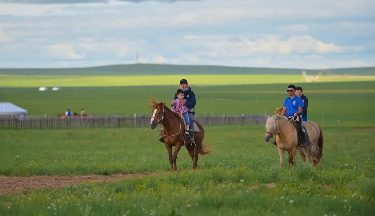 Para wisatawan menunggang kuda di objek wisata di Hulunbuir, Daerah Otonom Mongolia Dalam, China utara, 4 Agustus 2020. Otoritas Hulunbuir melakukan berbagai langkah guna meningkatkan pasar pariwisata lokal, seperti jadwal kerja yang lebih fleksibel dan mengeluarkan kupon wisata. (Xinhua/Xu Qin)