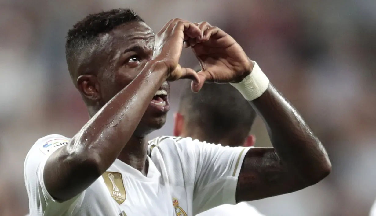 Penyerang Real Madrid, Vinicius Jr berselebrasi usai mencetak gol ke gawang Osasuna pada lanjutan pertandingan La Liga di stadion Santiago Bernabeu, Spanyol (25/9/2019). Real Madrid menang 2-0 atas Osasuna. (AP Photo/Bernat Armangue)