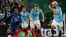 Aksi Kevin De Bruyne lewati Willian pada laga final Carabao Cup 2019 yang berlangsung di stadon Wembley, London, Senin (25/2). Man City menang 4-3 atas Chelsea lewat drama adu penalti. (AFP/Glyn Kirk)