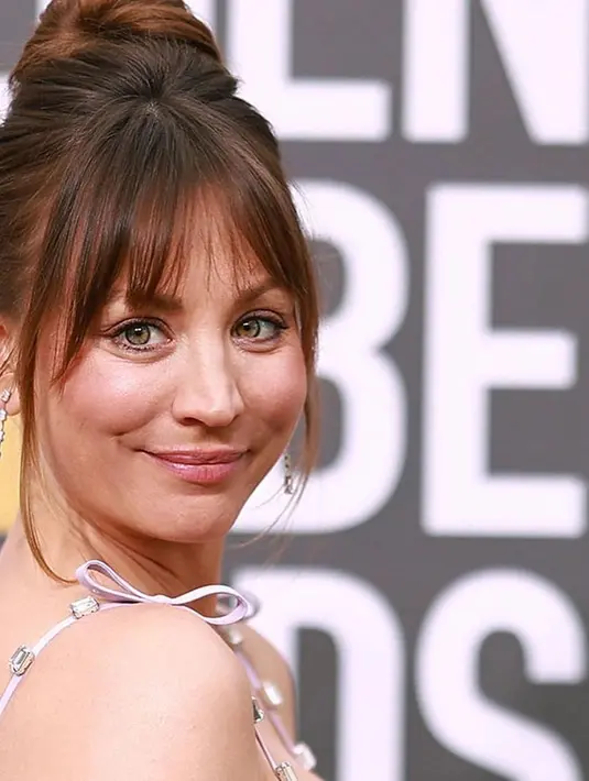 Kaley Cuoco terlihat memesona dengan balet bun yang disertai poni. Bingkai wajah yang sempurna menjadikan tampilannya terlihat chic. [Foto: Jamaloukimag/ Instagram]