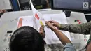 Petugas mengecek surat suara legislatif di Kompas Gramedia, Jakarta, Minggu (20/1). KPU resmi memproduksi surat suara untuk kebutuhan Pemilu 2019, total sebanyak 939.879.651 surat suara yang dicetak. (Merdeka.com/Iqbal S. Nugroho)