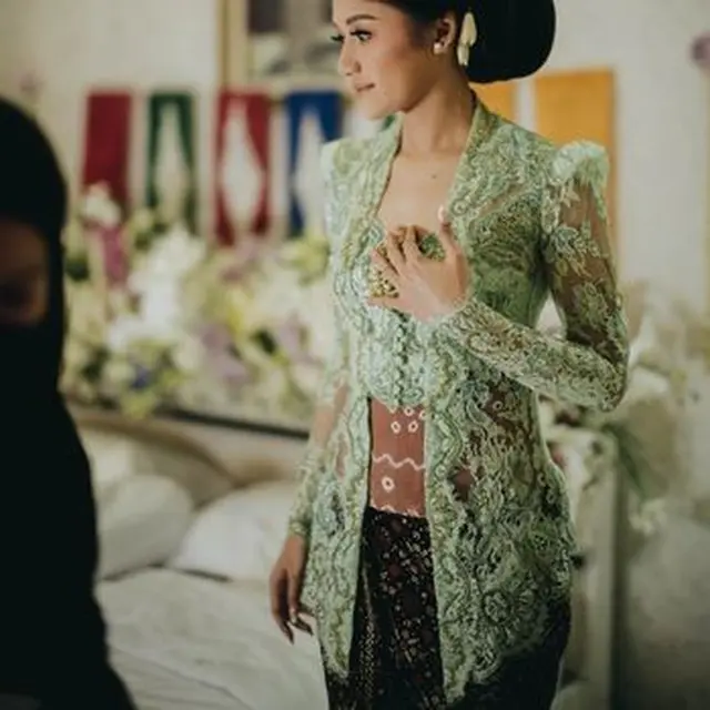 Erina Gudono kenakan kebaya hijau (Bridestory/MORDEN)