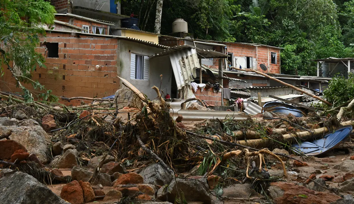 Pemandangan daerah yang terkena banjir di distrik Juquehy di Sao Sebastiao, negara bagian Sao Paulo, Brasil (20/2/2023). Pemerintah negara bagian Sao Paulo dalam pernyataannya pada Minggu (20/2) waktu setempat menyebut sedikitnya 35 orang tewas di kota Sao Sebastiao dan satu orang lainnya, yang merupakan bocah perempuan berusia 7 tahun, tewas di wilayah Ubatuba.
(AFP/Nelson Almeida)