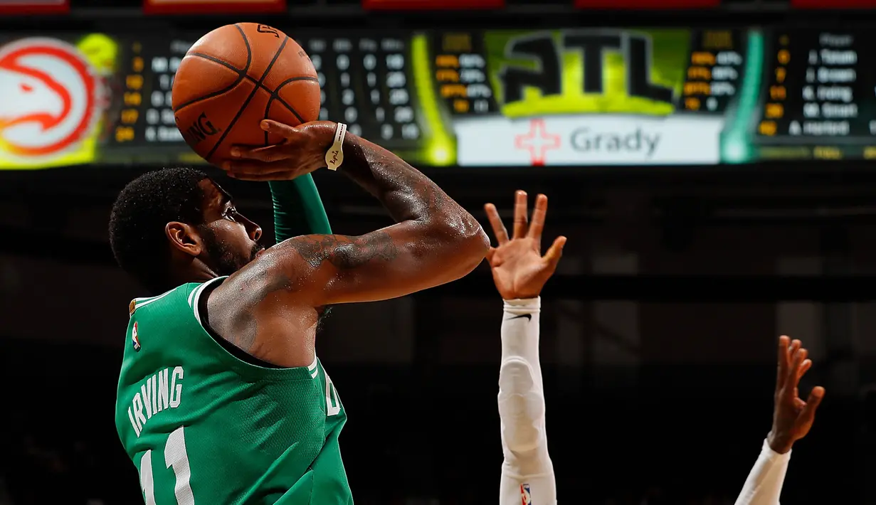 Pebasket Boston Celtics, Kyrie Irving, berusaha melepas tembakan saat melawan Atlanta Hawks pada laga NBA di Philips Arena, Atlanta, Senin (6/11/2017). Hawks kalah 107-110 dari Celtics. (AFP/Kevin C Cox)