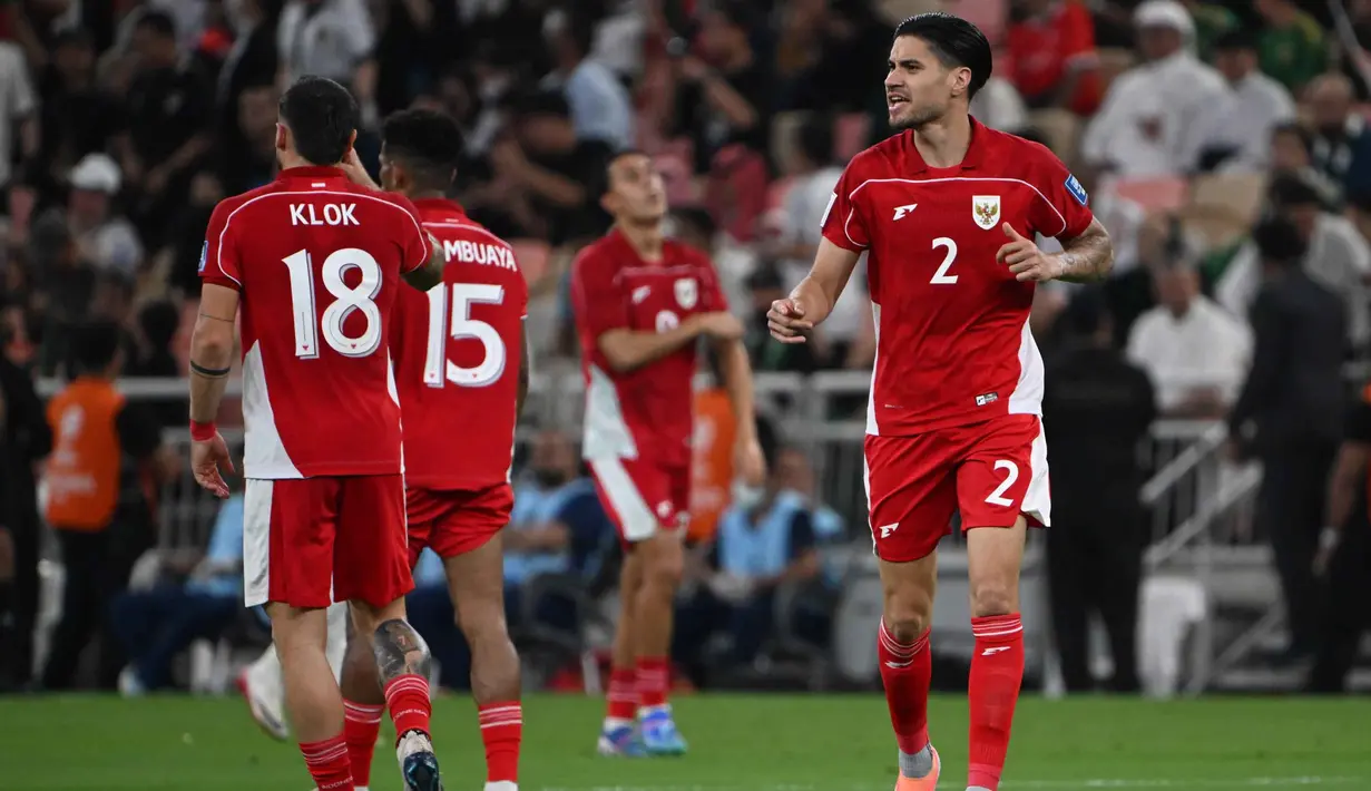 Indonesia unggul lebih dulu pada menit ke-11 lewat eksekusi penalti yang sempurna Kevin Diks. Tampak dalam foto, pemain Indonesia, Kevin Diks (kanan) merayakan gol pada pertandingan pertama Grup B Putaran 4 Kualifikasi Piala Dunia 2026 zona Asia melawan Arab Saudi di Stadion Alinma Bank, King Abdullah Sports City, Jeddah, Arab Saudi, Rabu 8 Oktober 2025 waktu setempat atau Kamis (9/10/2025) dini hari WIB. (AP Photo)