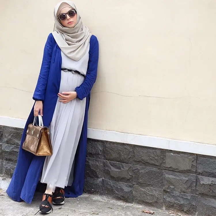 Long outer bikin penampilan modis dan stylish untuk cewek berhijab. (sumber foto: @vivizubedi/instagram)