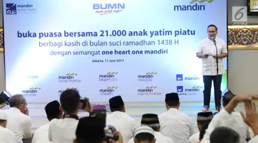 Direktur Utama Bank Mandiri Kartika Wirjoatmodjo memberikan sambutan saat acara buka puasa bersama 21.000 anak yatim piatu di Jakarta, Minggu (11/6). (Liputan6.com/Angga Yuniar)