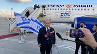 Perdana Menteri Israel Naftali Bennett menyampaikan pidato saat keberangkatannya menuju Bahrain di Bandara Ben Gurion dekat Tel Aviv pada 14 Februari 2022. Bennett terbang ke Bahrain untuk kunjungan resmi kenegaraan. (Guillaume LAVALLÉE / AFP)