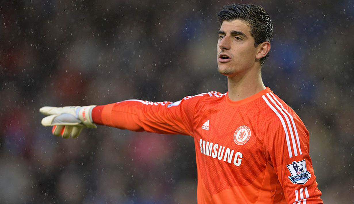 1. Thibaut Courtois, menurut situs Don Balon, kiper muda berbakat Chelsea ini sudah memulai pembicaraan dengan Barcelona. Untuk mendatangkan pria Belgia itu Barca akan menyiapkan dana sebesar 73 juta poundsterling. (EPA/Peter Powell) 